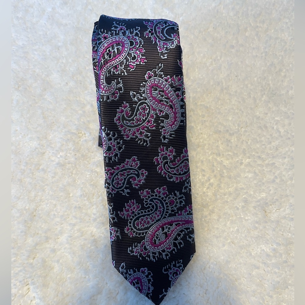 Tie brand Q